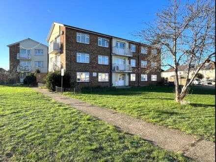 TOP FLOOR STUDIO FLAT